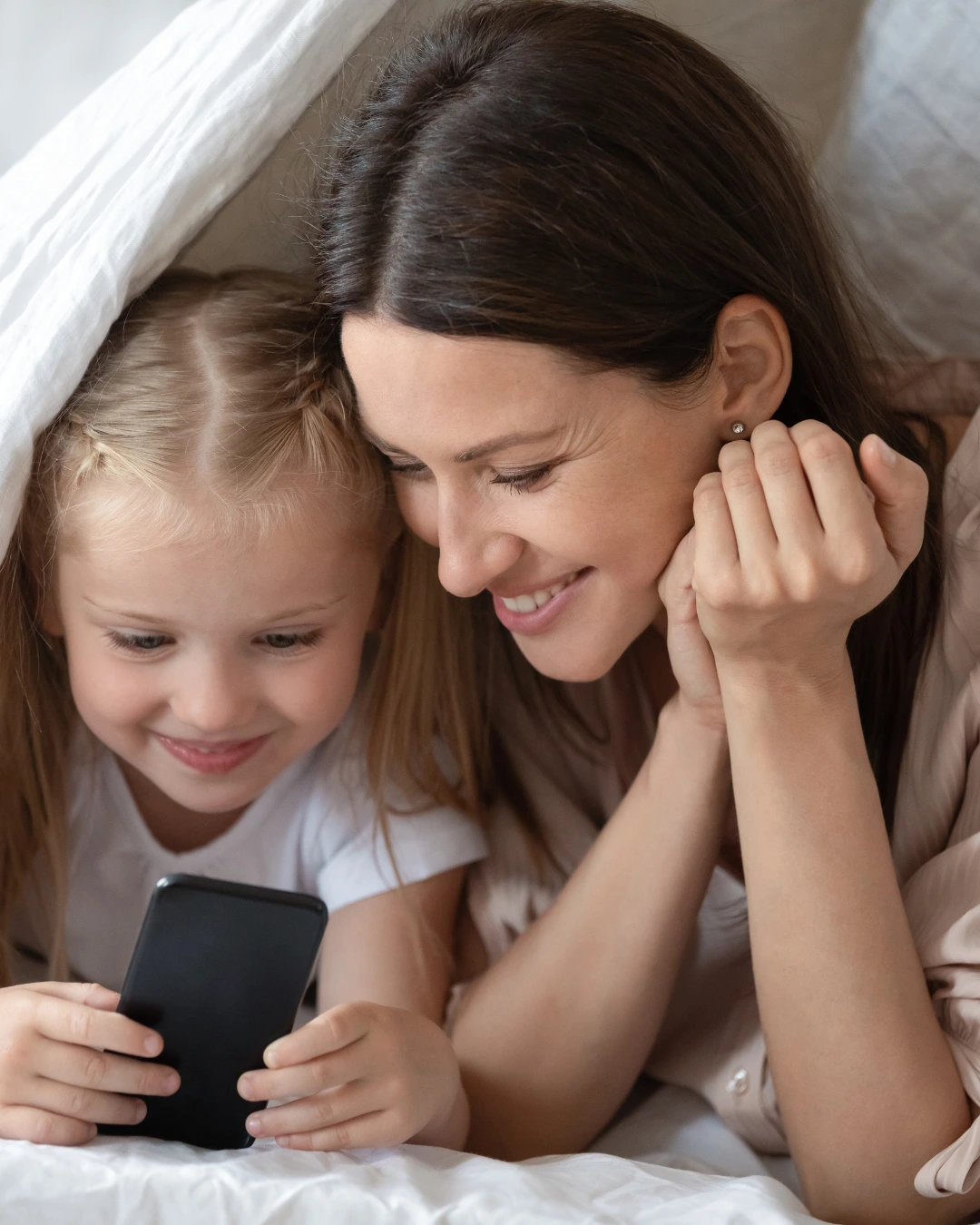 Famille cherchant idées sorties enfants Paris sur app Yupi vacances février