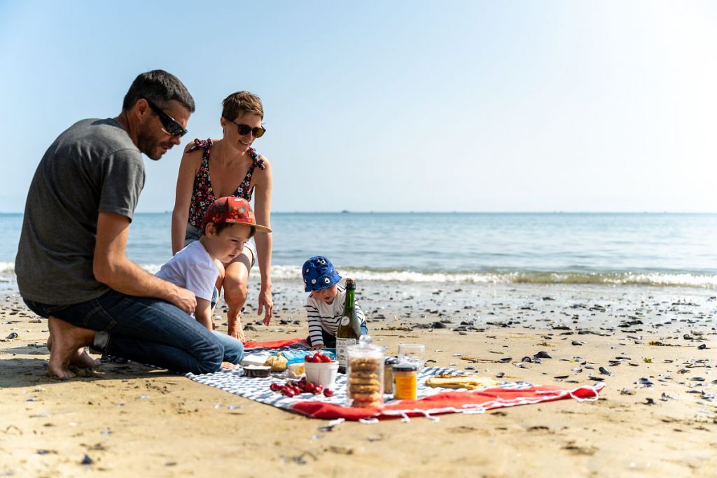 famille pique nique plage