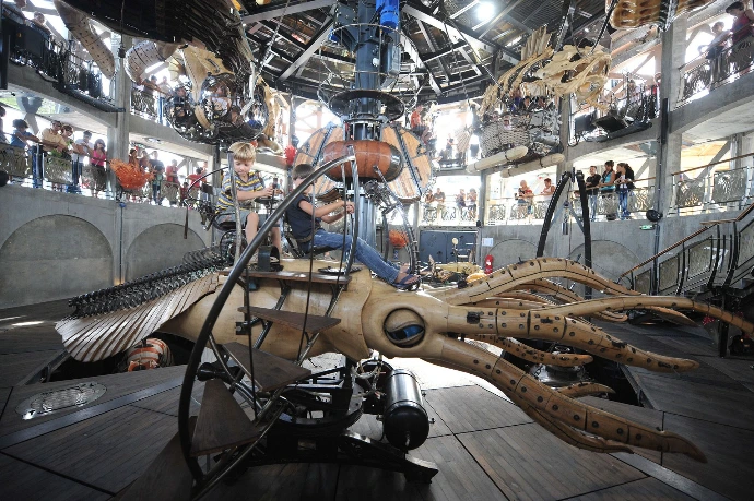 Famille avec enfants devant le Carrousel des Mondes Marins, une sortie à faire à Nantes cet été