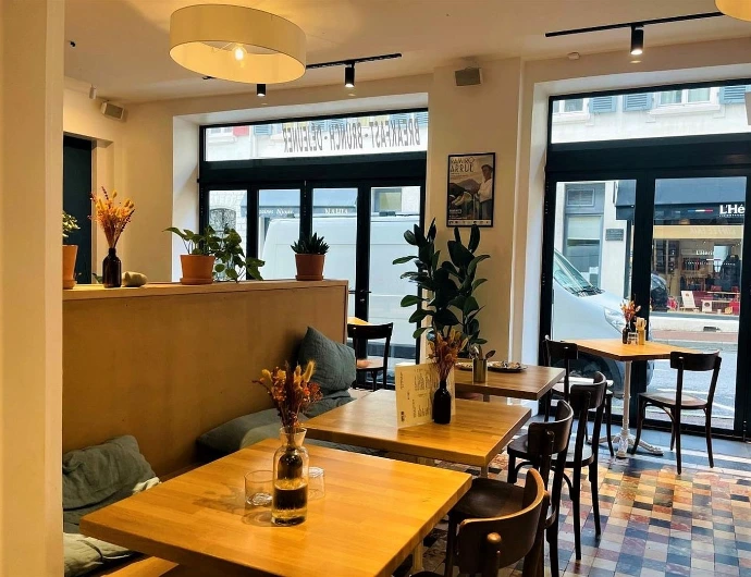 Famille en vacances d'été à Biarritz dans un café kidsfriendly avec des enfants