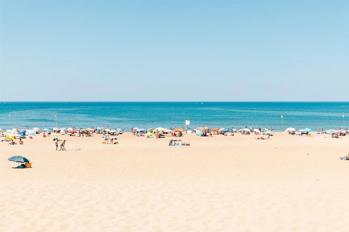 Famille en vacances d'été à Biarritz sur la plage avec des enfants