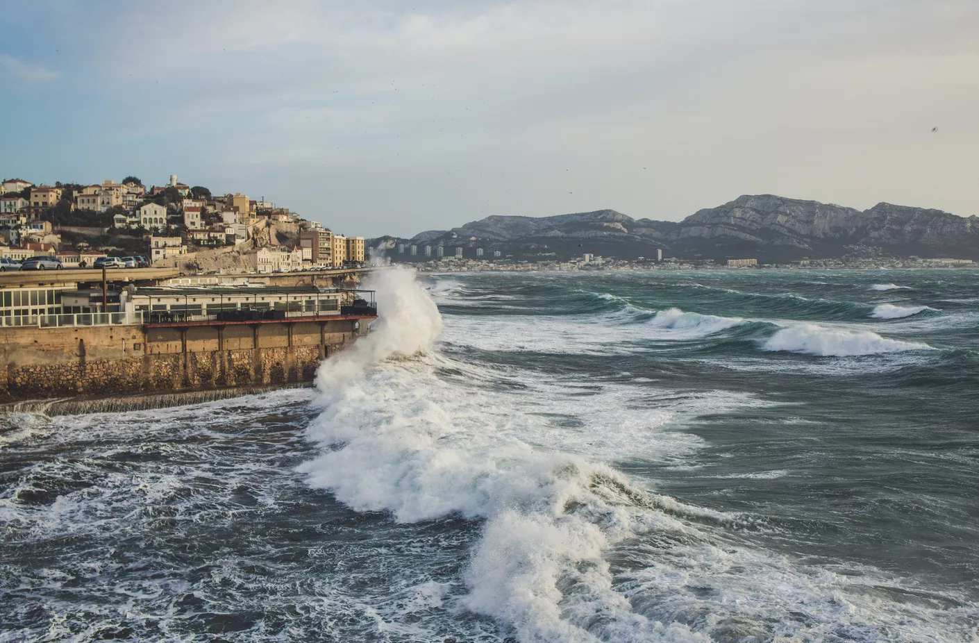 Famille avec enfants en bord de mer à Marseille pendant les vacances de février