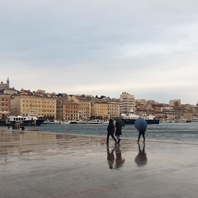 Famille sort a Marseille avec temps pluvieux