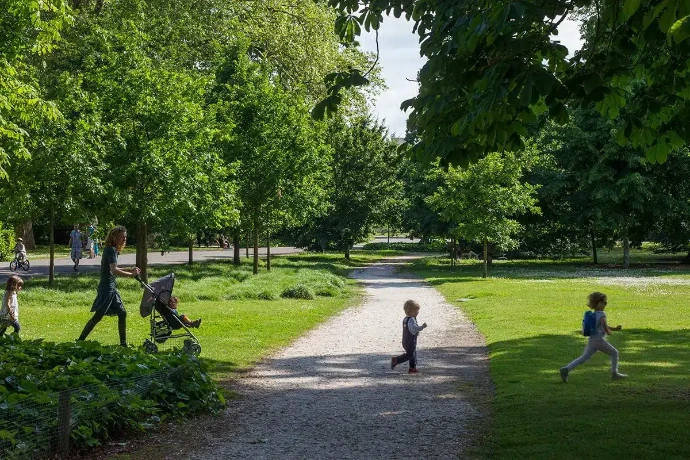 enfant se baladant au jardin public bordeaux 
