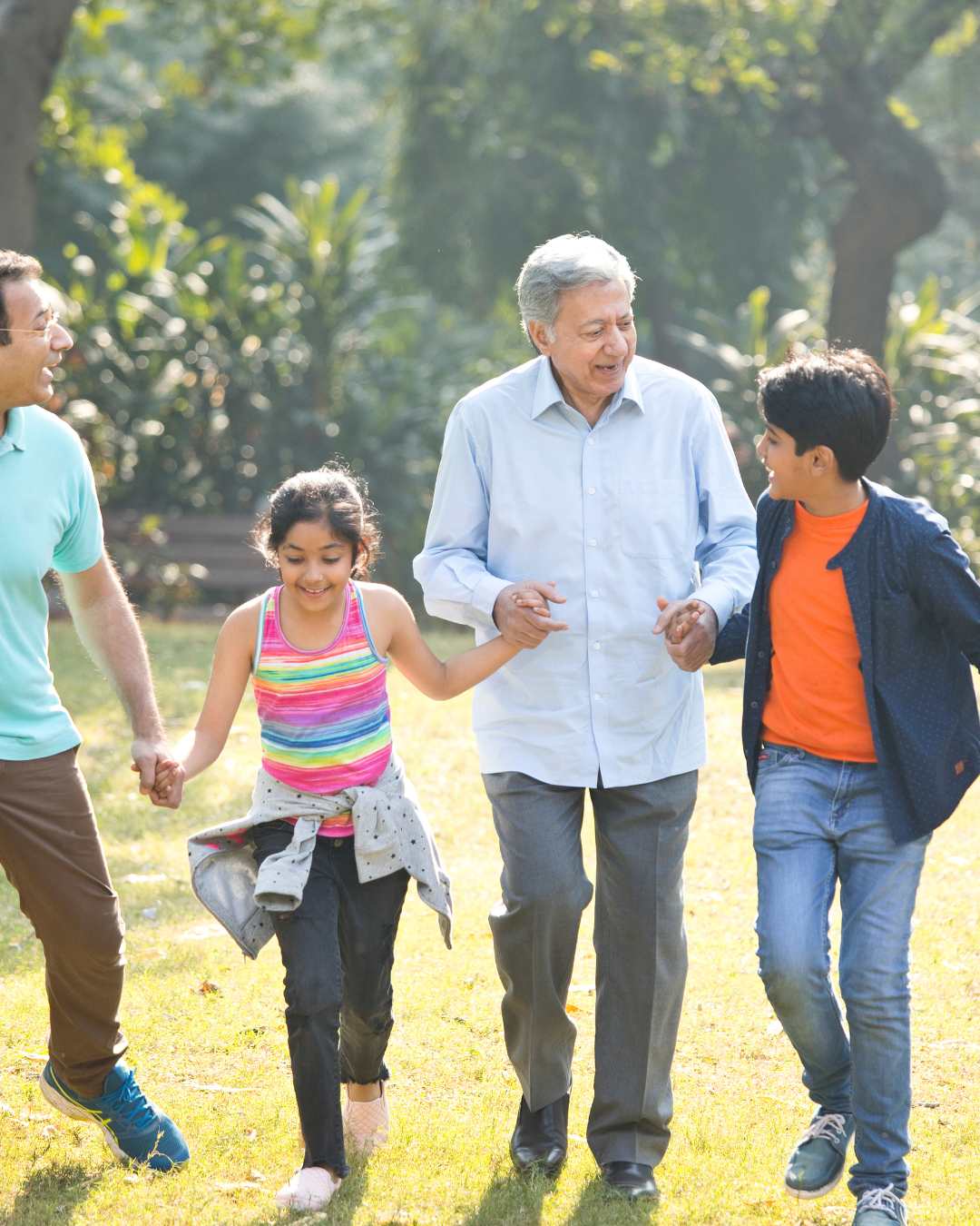 Famille multi-générationnelle dans un parc de Bordeaux