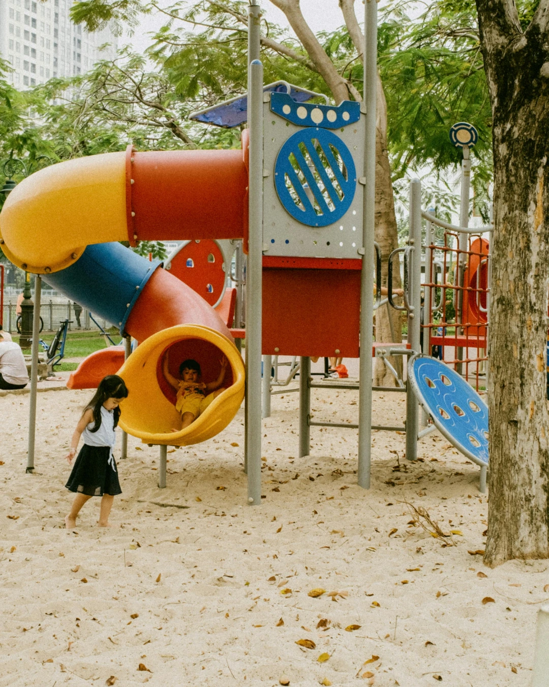 Famille promenade parc Poitiers avec poussette vacances