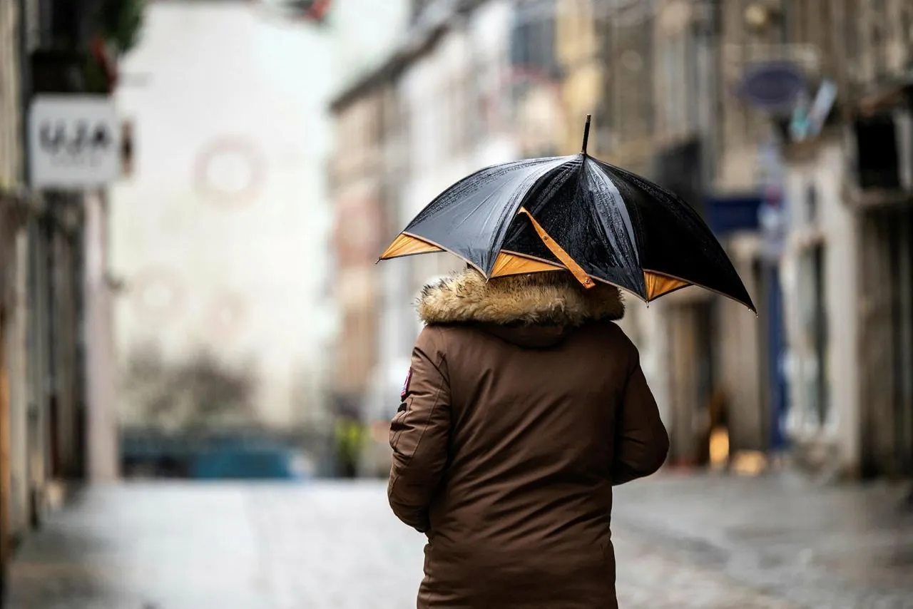 parent avec parapluie a poitiers