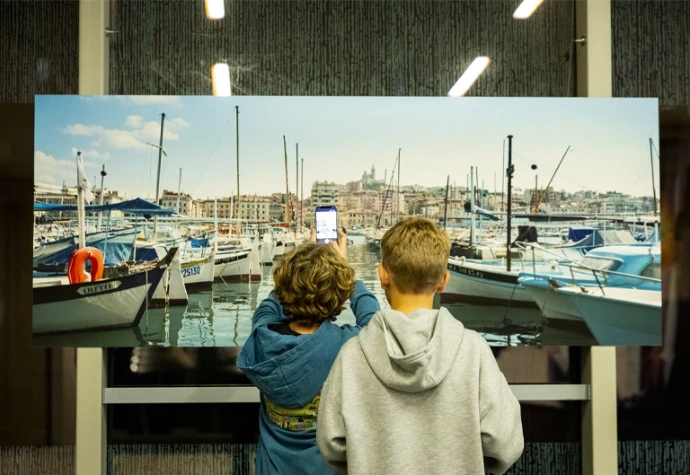 Enfant participant à un atelier dans un musée à Marseille pendant les vacances d'hiver