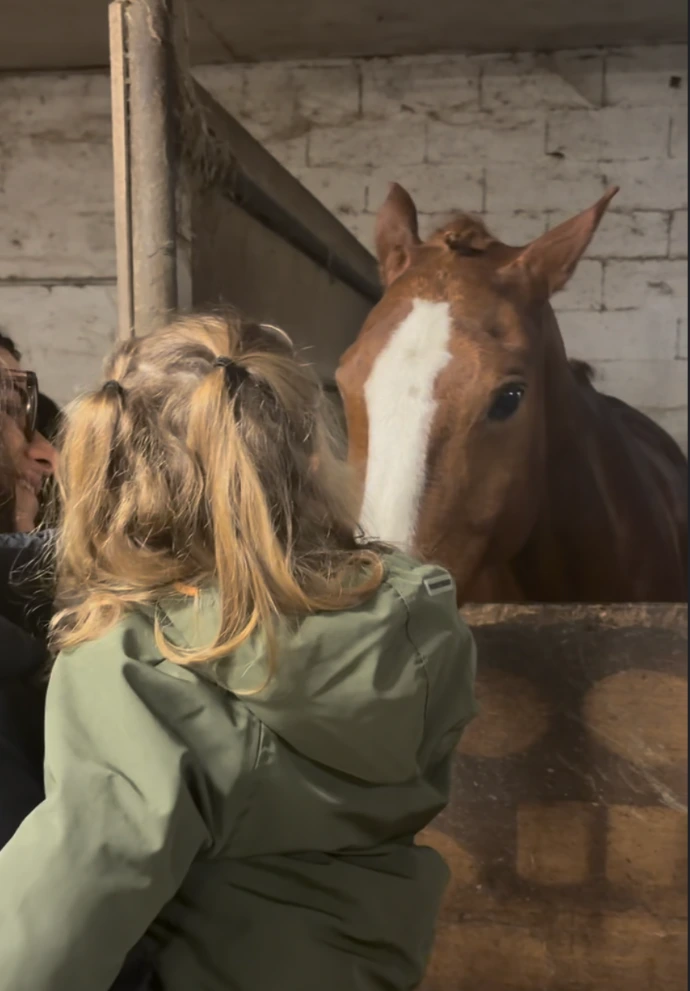 enfant en balade dans une ferme pédagogique