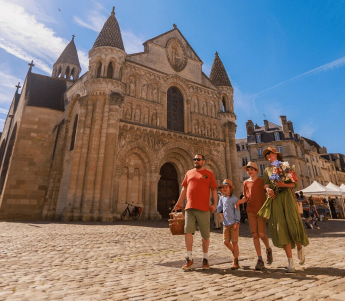 famille qui se balade a poitiers