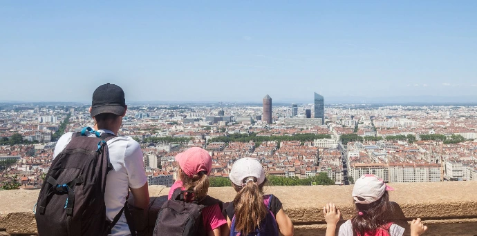 famille qui se balade a lyon