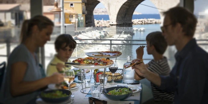 famille qui mange au restaurant a marseille