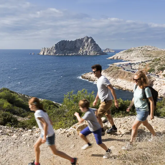 famille qui se promene aux calanques marseille