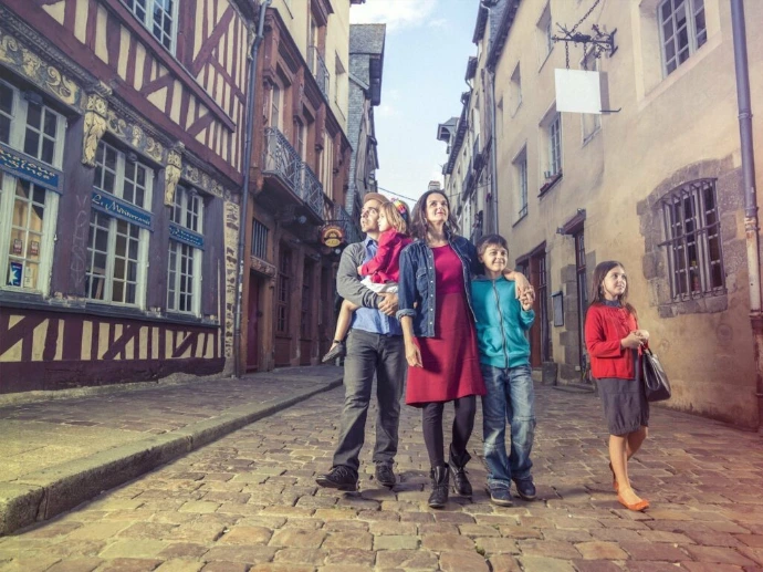 famille qui se promene a rennes