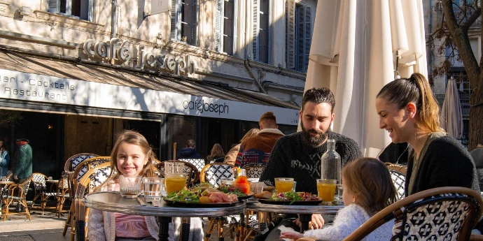famille en terrasse au soleil a montpellier