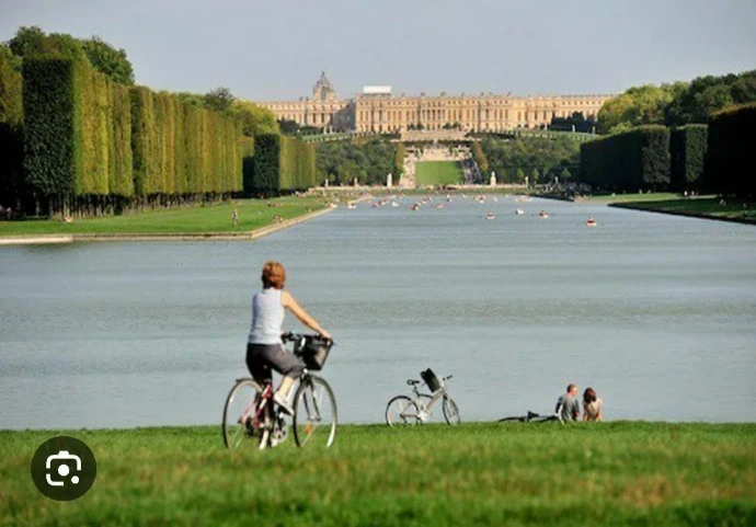 enfant qui se promene en vélo a versailles