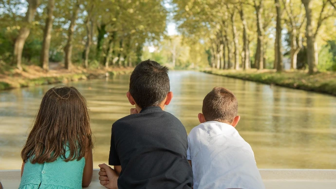 enfant au bord de la garonne toulouse