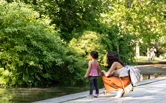 enfant et mere dans un parc a paris