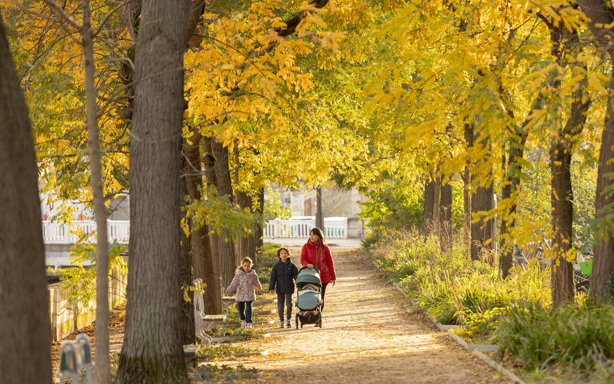 famille qui se promène parc a paris