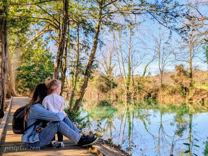 Enfant et sa mère autour d'un lac montpellier
