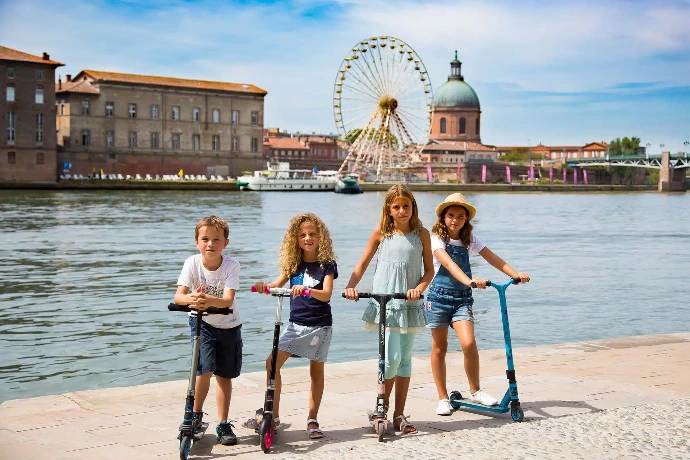 enfants qui se promenent a toulouse