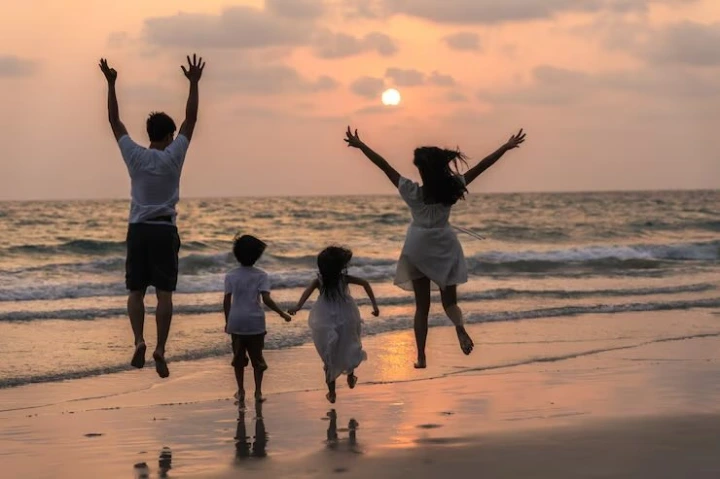 famille a la plage coucher de soleil