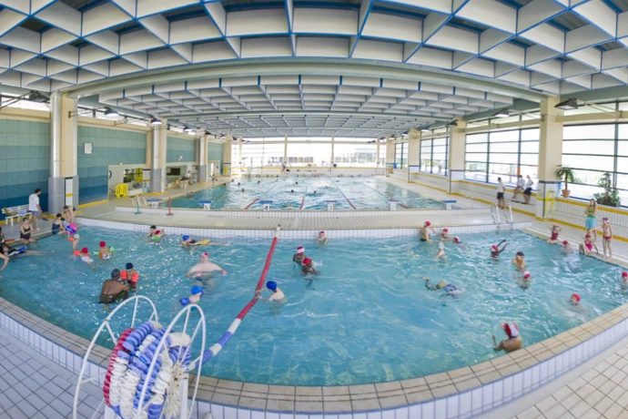 Enfant visitant une piscine à Paris, une activité idéale en cas de canicule