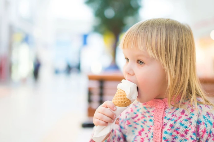 enfant mange une glace a paris canicule
