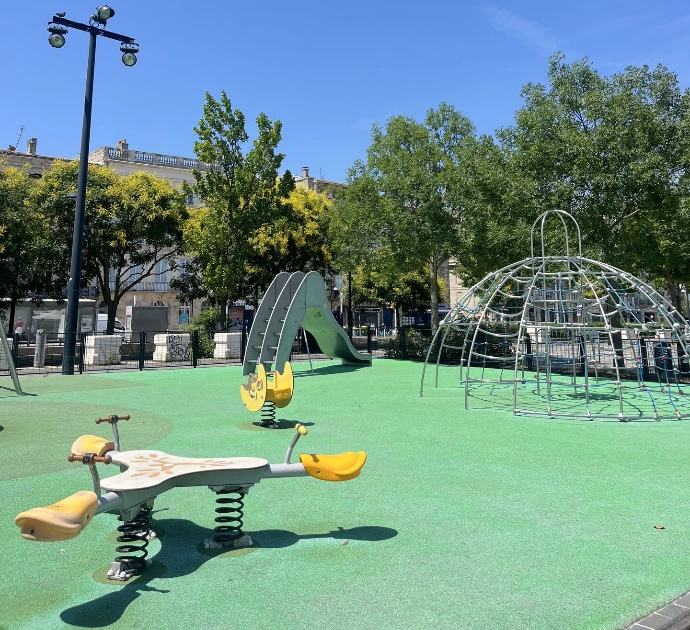 Famille jouant au Jardin Public Bordeaux
