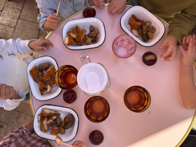 Famille avec deux enfants installée sur la terrasse d’un restaurant kids-friendly à Bordeaux
