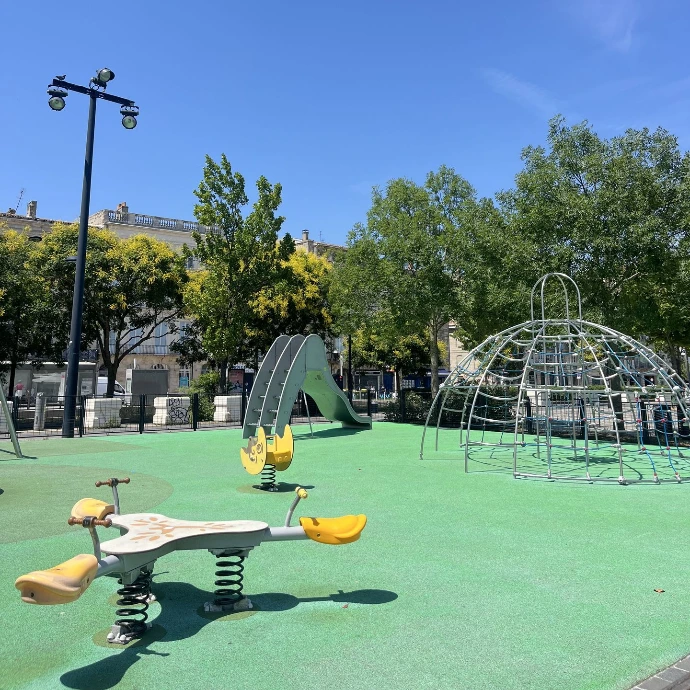 Aire de jeux pour enfants dans un parc familial à Bordeaux