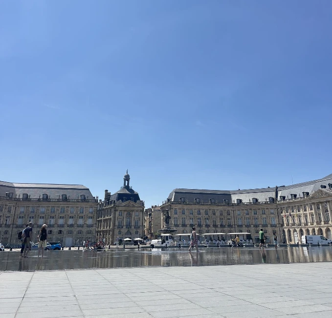 Enfant jouant dans le miroir d'eau de Bordeaux