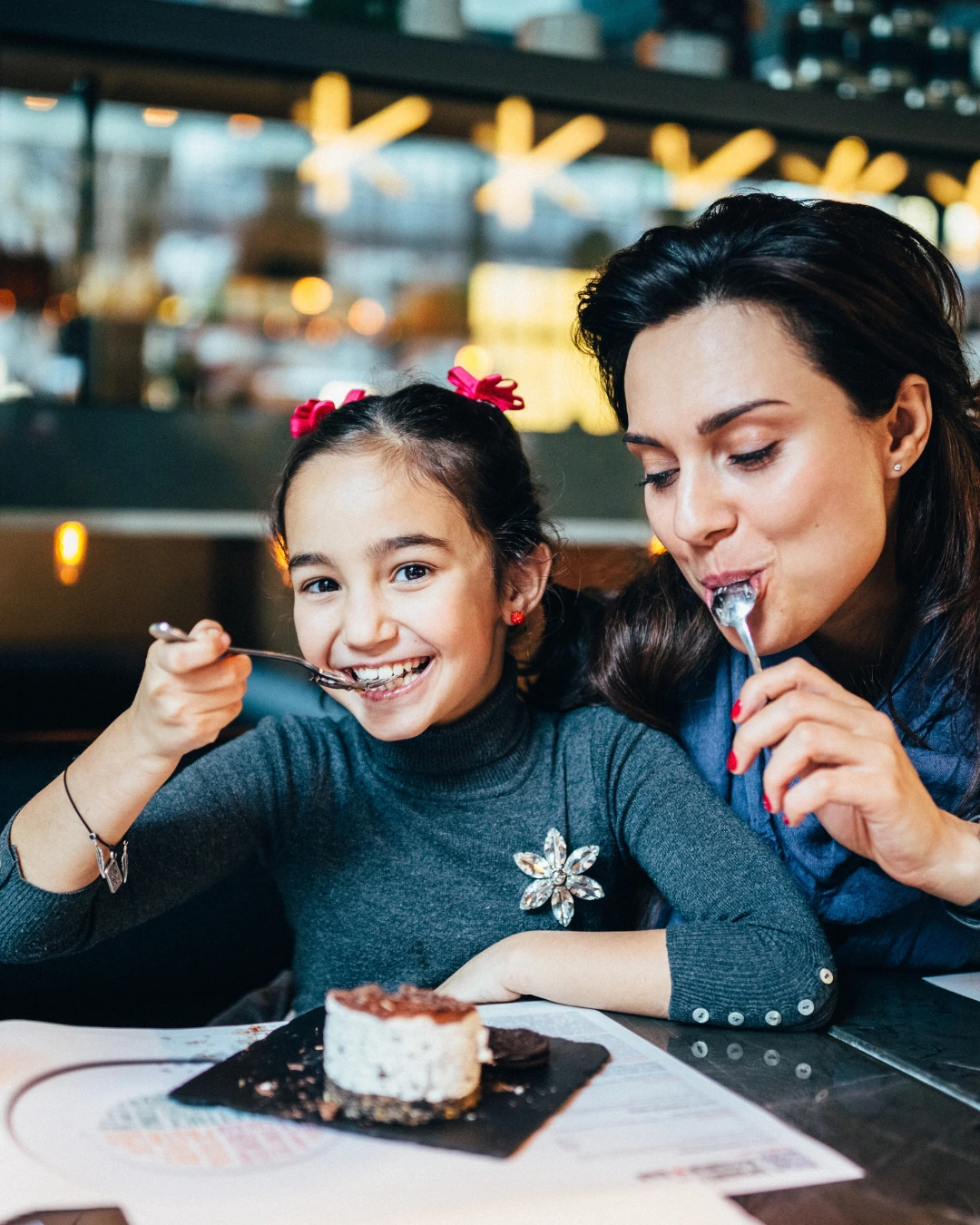 Enfant qui mange avec sa maman au restaurant à Toulouse