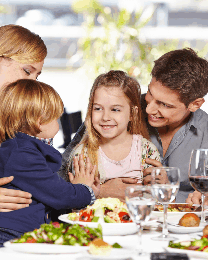 Famille partageant un repas dans un restaurant kids friendly