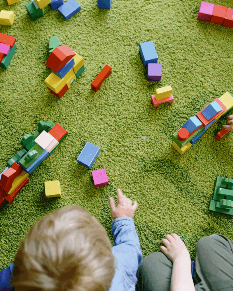 Enfants jouant avec des jeux dans un restaurant kids friendly