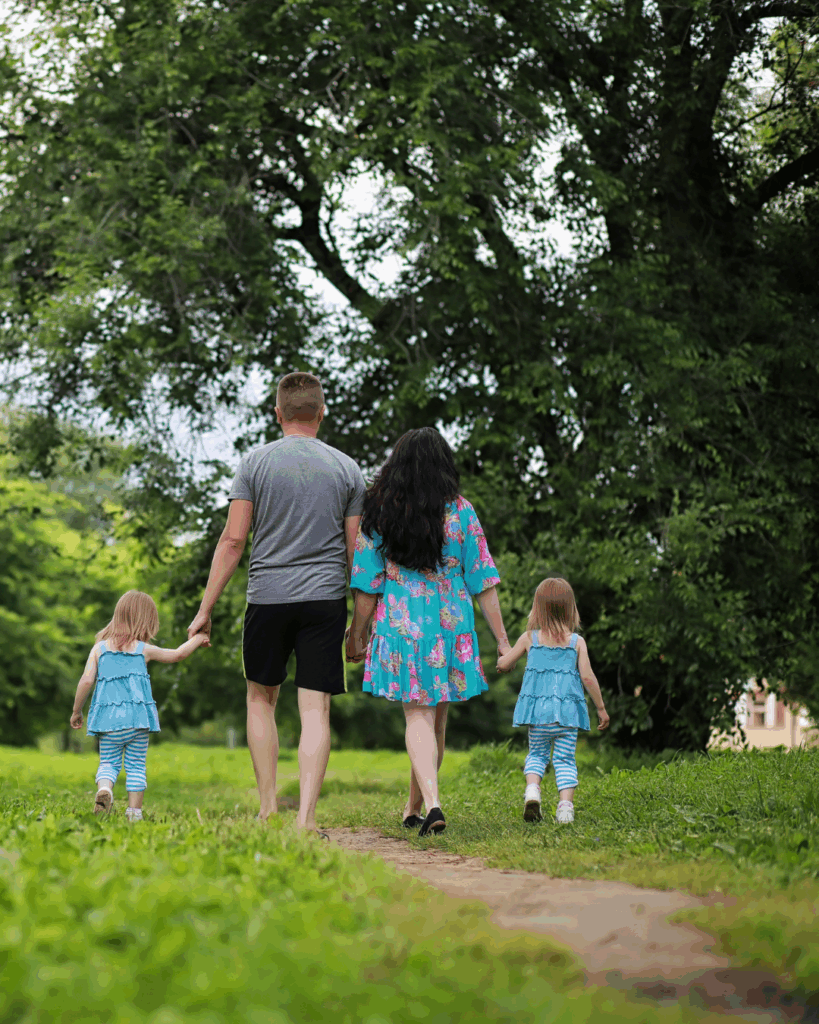 Balade nature en famille dans un parc avec enfants