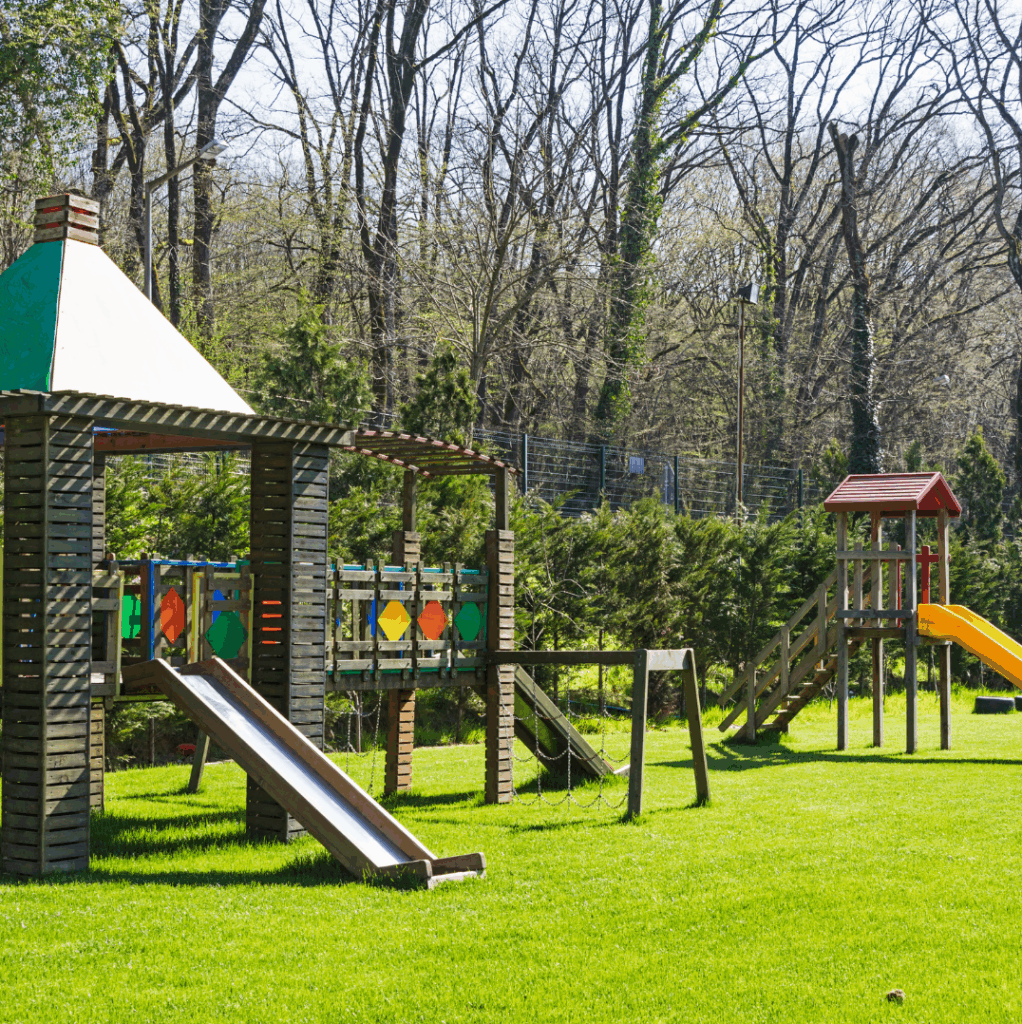 aire-de-jeux-biarritz-enfant-ensoleillé