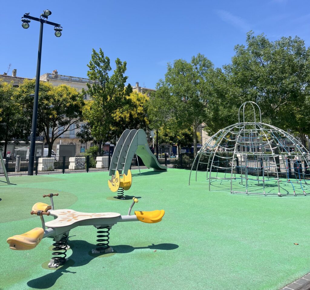 aire-de-jeux-bordeaux-enfant-ensoleillé