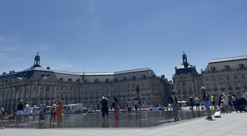 Sortie en famille près du miroir d’eau, activité emblématique de Bordeaux