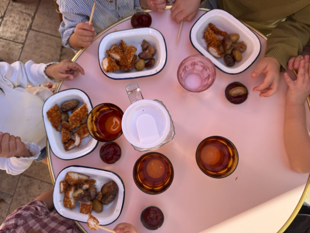 Famille partageant un repas dans un restaurant kids friendly à Bordeaux
