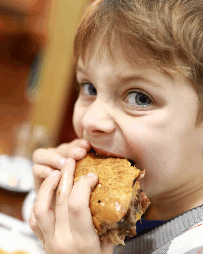 enfant-restaurant-en-famille-burger-kidsfriendly